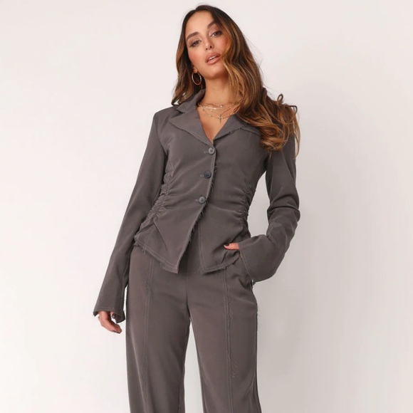 Kittenish grey distressed 2 piece pant suit - Picture 5 of 9